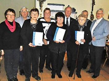 Die Ehrung langj&auml;hriger Mitglieder stand im Mittelpunkt der Hauptversammlung des VdK-Ortsverbandes Burkheim. Brigitte Kraus (Mitte) und Marianne Hoch (Dritte von rechts) wurden dabei f&uuml;r 25-j&auml;hrige Treue ausgezeichnet.  Foto: Bernd Kleinert