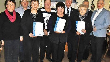 Die Ehrung langj&auml;hriger Mitglieder stand im Mittelpunkt der Hauptversammlung des VdK-Ortsverbandes Burkheim. Brigitte Kraus (Mitte) und Marianne Hoch (Dritte von rechts) wurden dabei f&uuml;r 25-j&auml;hrige Treue ausgezeichnet.  Foto: Bernd Kleinert