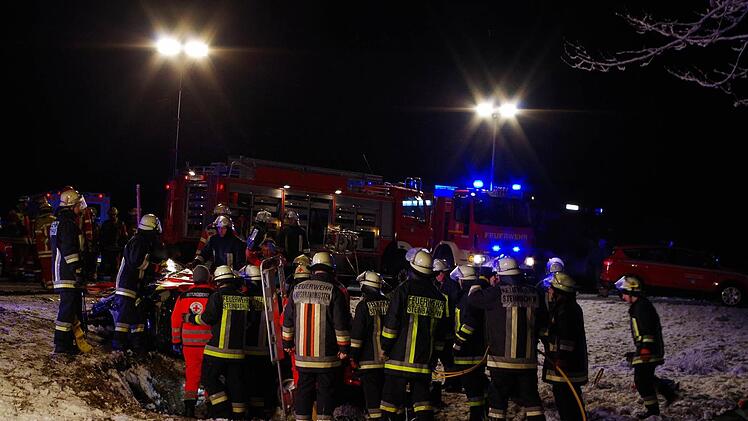 Mit einer Rettungsschere musste der 57-Jährige aus seinem Fahrzeug geschnitten werden. Foto: Feuerwehr Tettau