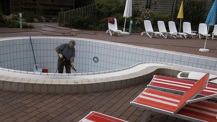 Das Schwimmbecken zur Sauna