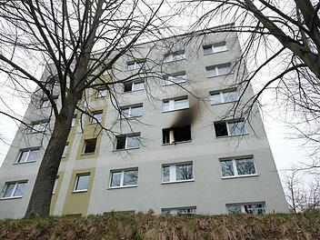 Grimma: Spuren eines Brandes sind an der Fassade eines Mehrfamilienhauses zu sehen. Bei dem Brand am frühen Morgen sind eine Achtjährige sowie deren Mutter ums Leben gekommen. Foto: Sebastian Willnow/dpa