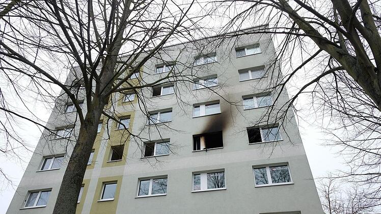 Grimma: Spuren eines Brandes sind an der Fassade eines Mehrfamilienhauses zu sehen. Bei dem Brand am frühen Morgen sind eine Achtjährige sowie deren Mutter ums Leben gekommen. Foto: Sebastian Willnow/dpa