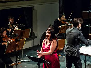 Die Sopranistin Dimitra Kotidou beeindruckte als Solistin beim Sinfoniekonzert im Landestheater Coburg. Unter der Leitung von Johannes Braun interpretierte sie den Liederzyklus "Les Illuminations" von Benjamin Britten. Foto: Jochen Berger