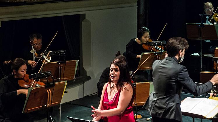 Die Sopranistin Dimitra Kotidou beeindruckte als Solistin beim Sinfoniekonzert im Landestheater Coburg. Unter der Leitung von Johannes Braun interpretierte sie den Liederzyklus "Les Illuminations" von Benjamin Britten. Foto: Jochen Berger