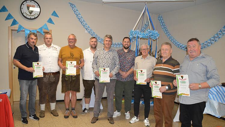 Für 50 Jahre Treue zum FC wurden geehrt: (von links) Elmar Wedel, Björn Kamenik (Vorstand), Michael Scholz, Manuel Düring (Vorstand), Harald Glaser, Sven Gessner (Vorstand), Edgar Potschka, Volker Barthelmes und Udo Gensler. Foto: Annette Warmuth