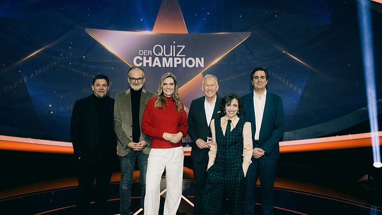 Das ZDF zeigt am Samstagabend eine neue Ausgabe des TV-Klassikers "Der Quiz-Champion", von links: Tim M&auml;lzer, Frank Plasberg, Julia Scharf, Johannes B. Kerner, Anna Thalbach und Bastian Pastewka.