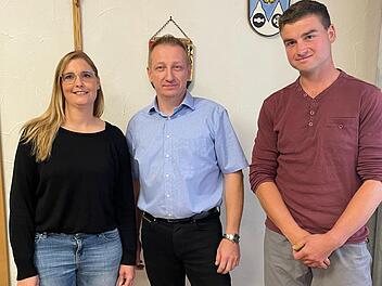 Das neue B&uuml;rgermeister-Trio von Breitbrunn mit Zweiter B&uuml;rgermeisterin Dunja Virnek&auml;s, B&uuml;rgermeister Andreas F&ouml;sel und Drittem B&uuml;rgermeister Stefan Greul (v. l.). In der konstituierenden Sitzung des Gemeinderats waren die beiden Stellvertreter bes...