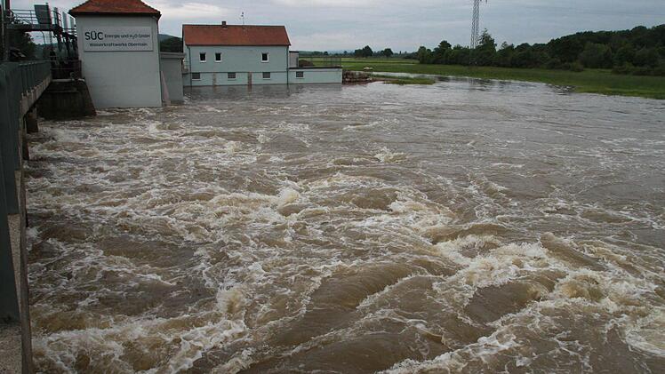 Die braunen Fluten des Mains am Wehr des Kraftwerks Hausen