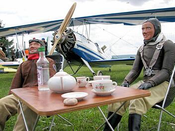 Vielleicht kommen auch diese beiden "Piloten" mit ihrer weiß-blauen "Stieglitz" wieder zu den Flugtagen der Modellsportgruppe Haßberge auf das Flugfeld zwischen Prappach und Sylbach. Foto: Ralf Naumann/Archiv