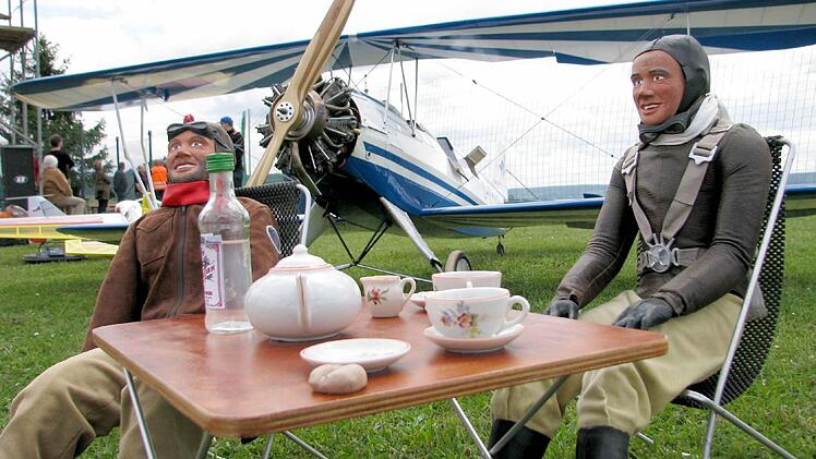 Vielleicht kommen auch diese beiden "Piloten" mit ihrer weiß-blauen "Stieglitz" wieder zu den Flugtagen der Modellsportgruppe Haßberge auf das Flugfeld zwischen Prappach und Sylbach. Foto: Ralf Naumann/Archiv