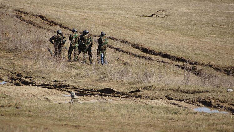 Die Soldaten lernen, worauf sie achten müssen, um Sprengfallen zu entdecken. Foto: Arkadius Guzy