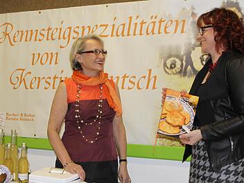 Kerstin Rentsch (rechts) freut sich mit ihrer Freundin Veronika Czerny über das neue Kochbuch. Foto: Michael Wunder