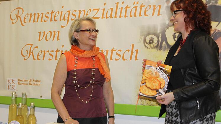 Kerstin Rentsch (rechts) freut sich mit ihrer Freundin Veronika Czerny über das neue Kochbuch. Foto: Michael Wunder