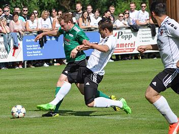 DJK-SV Neufang - SC Jura Arnstein: Markus Wunder (weißes Trikot) kann mit einem langen Bein den Vorstoß des Arnsteiners Johannes Wachter gerade noch stoppen. Foto: Herbert Kalb