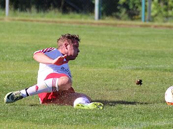 Das Tor des Tages: David Böhm, der in der neuen Saison Spielertrainer beim FC Westheim wird, trifft im Liegen für den SV Obererthal.  Fotos: Sebastian Schmitt