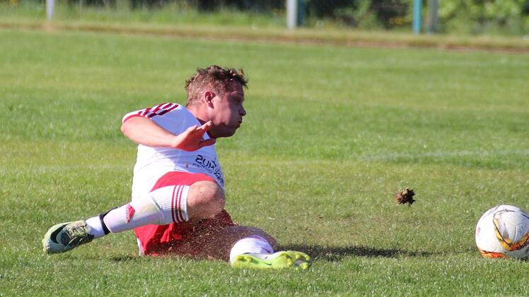 Das Tor des Tages: David Böhm, der in der neuen Saison Spielertrainer beim FC Westheim wird, trifft im Liegen für den SV Obererthal.  Fotos: Sebastian Schmitt