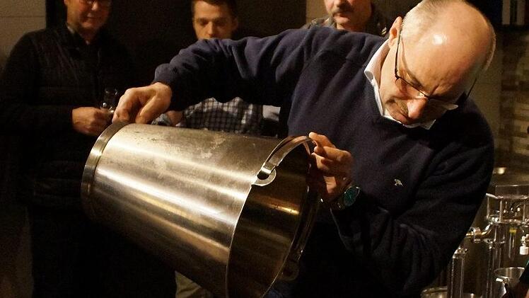 Gerhard Reichold f&uuml;hrt 14 Apfelbr&auml;nde zur  "Hochzeit".  Foto: Helmut Pfefferle