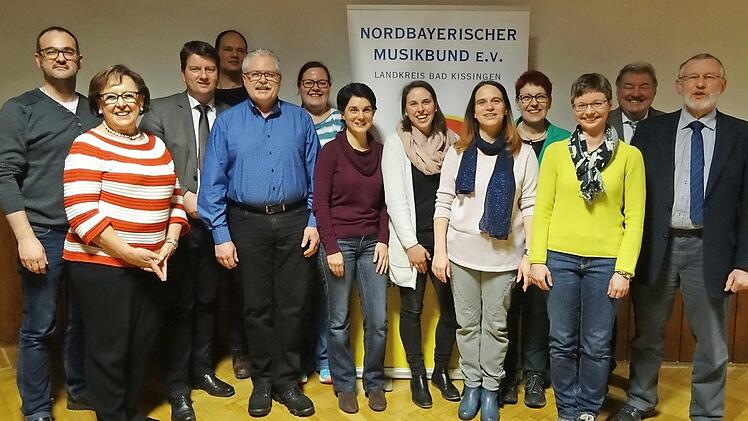 Der neu gewählte Kreisvorstand mit Ehrengästen (von links): Christoph Emmerth, Bezirksrätin Karin Renner, Landtagsabgeordneter Sandro Kirchner, Mario Hugo (hinten), Jürgen Köstler, Kathrin Kirchner, Tanja Berthold, Anna-Lena Degand, Kreisvorsitzende Birgit Döhler, Stefanie Geiling, Johannes Sitter, Bürgermeister Waldemar Bug.  Foto: Timo-Jahn Deen