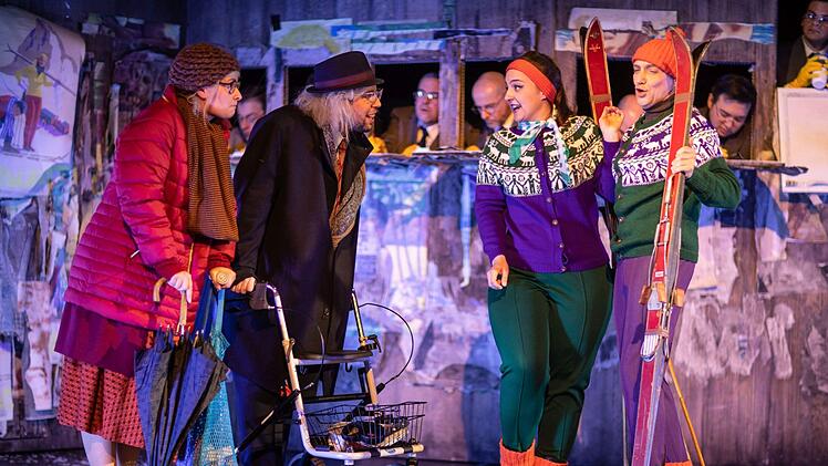 "Neues vom Tage": Szene aus der Coburger Erstaufführung von Paul Hindemiths Oper am Landestheater.Foto: Sebastian Buff