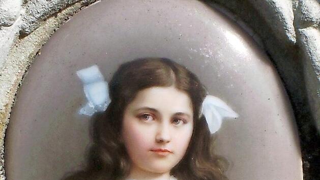 Das Grab von Rosa Völker ist bis heute erhalten. Der Grabstein trägt ihr Bild. Foto: Rainer Lutz