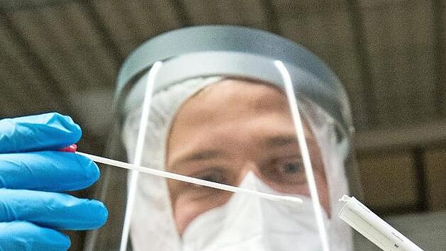 Reiserückkehrer aus Risikogebieten müssen sich auf Corona testen lassen.  Foto: Daniel Bockwoldt/dpa