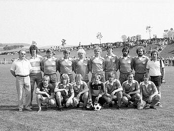 Der unterfränkische Pokal-Vizemeister SV Ramsthal mit (hinten, von links) Vorsitzendem Helmut Morper, Michael Kaiser, Armin Unsleber, Reinhard Unsleber, Walter Späth, Ignaz Wahler, Wolfgang Seufert, Werner Stäblein, Ingbert Neder und Abteilungsleiter Armin Greubel sowie (vorne, von links) Dittmar Marx, Helmut Kaiser, Helmut Reusch, Ingo Radtke, Franz Büttner, Konrad Nöth und Herbert Liebenstein. Foto: Seufert