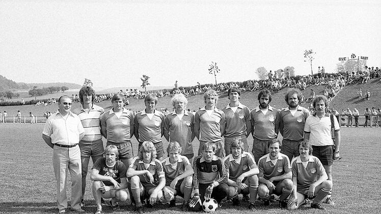 Der unterfränkische Pokal-Vizemeister SV Ramsthal mit (hinten, von links) Vorsitzendem Helmut Morper, Michael Kaiser, Armin Unsleber, Reinhard Unsleber, Walter Späth, Ignaz Wahler, Wolfgang Seufert, Werner Stäblein, Ingbert Neder und Abteilungsleiter Armin Greubel sowie (vorne, von links) Dittmar Marx, Helmut Kaiser, Helmut Reusch, Ingo Radtke, Franz Büttner, Konrad Nöth und Herbert Liebenstein. Foto: Seufert