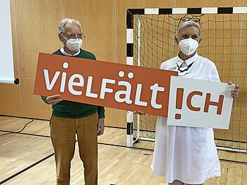 Rainer Kober von Kronach Creativ &uuml;berreichte an B&uuml;rgermeisterin Susanne Grebner die Leitbotschaft &bdquo;Vielf&auml;lt!ch&ldquo;.