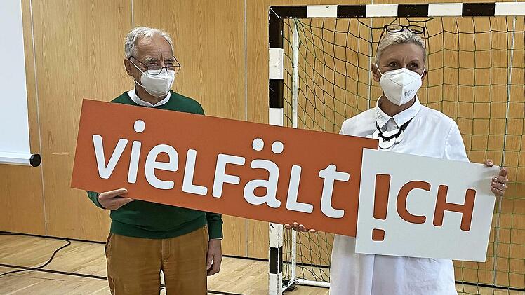 Rainer Kober von Kronach Creativ &uuml;berreichte an B&uuml;rgermeisterin Susanne Grebner die Leitbotschaft &bdquo;Vielf&auml;lt!ch&ldquo;.