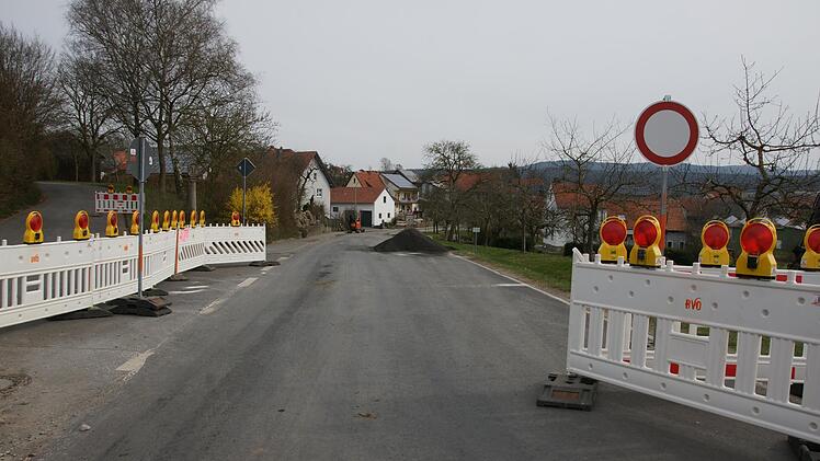 F&uuml;r Autofahrer ist am Ortseingang von Mitgenfeld aus Richtung Breitenbach Schluss. Die Durchfahrt hin zur Autobahn ist versperrt.