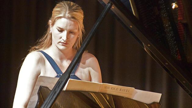 Barbara Scherbel zeigt ihr K&ouml;nnen am Fl&uuml;gel.