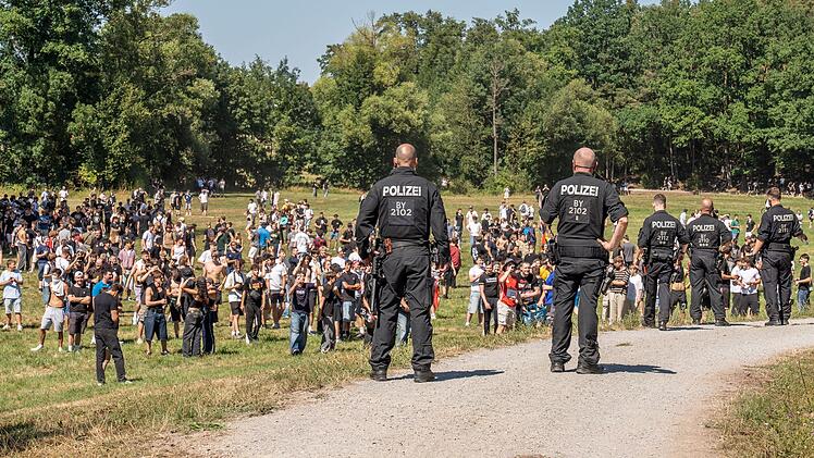 Emskirchen von 3500 Menschen &uuml;berrannt - Festnahmen bei "Schanzenfest"
