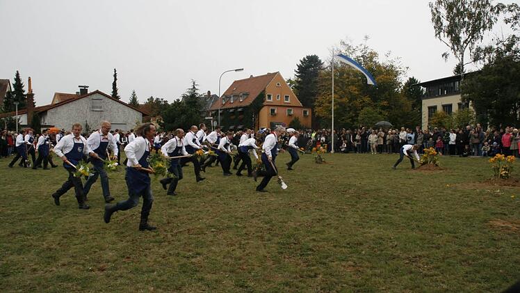 Sturm auf sechs vergrabene Fässer Kirchweihfestbier.