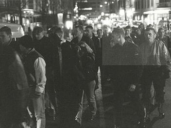 Besuch aus Thüringen in Franken: Uwe Böhnhardt und Uwe Mundlos  (im markierten Kasten von rechts)  1996 bei einer Neonazi-Demo in Aschaffenburg Foto: p