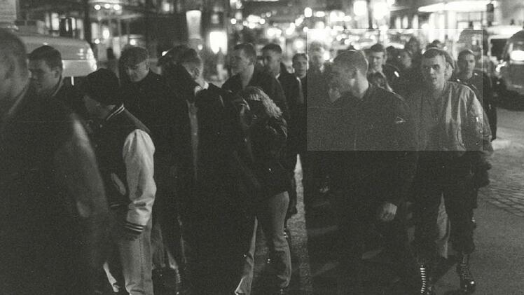 Besuch aus Thüringen in Franken: Uwe Böhnhardt und Uwe Mundlos  (im markierten Kasten von rechts)  1996 bei einer Neonazi-Demo in Aschaffenburg Foto: p