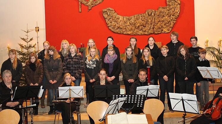 Der Ebelsbacher Kinder- und Jugendchor überzeugte beim Adventskonzert in der Ebelsbacher Magdalenenkirche mit vier Stücken. Viele Besucher staunten über das Können der jungen Sänger.