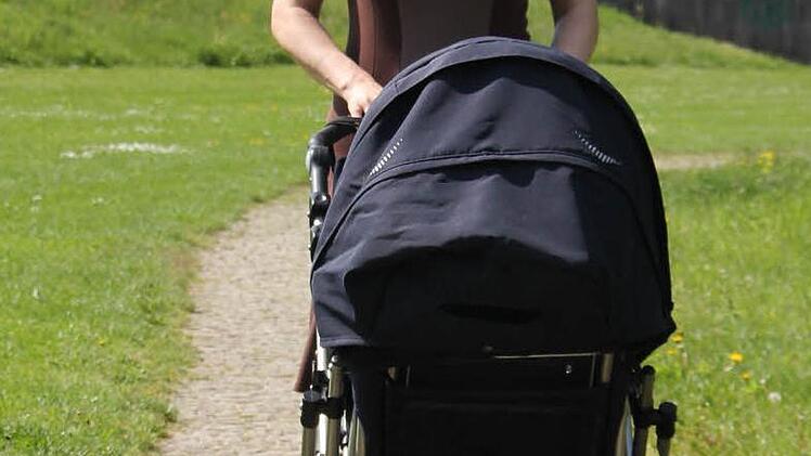 Silke Leikeim und Baby Paul genießen das Spazieren in der Sonne.