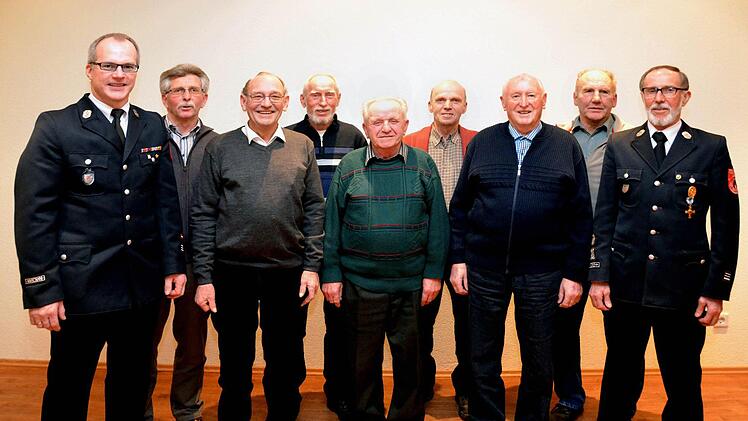 Ehrungen für langjährige Treue gab es bei der Garitzer Feuerwehr. Unser Bild zeigt (von links) Karl Koch, Fred Back, Heinz Koch, Friedbert Reichert, Rainer Memmel, Hans Wimmel, Wolfgang Schneider und Wolfgang Koch. Foto: Rauch