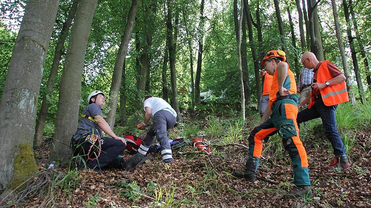 Der Verletzte wird im Steilhang versorgt.  Foto: Friedwald Schedel