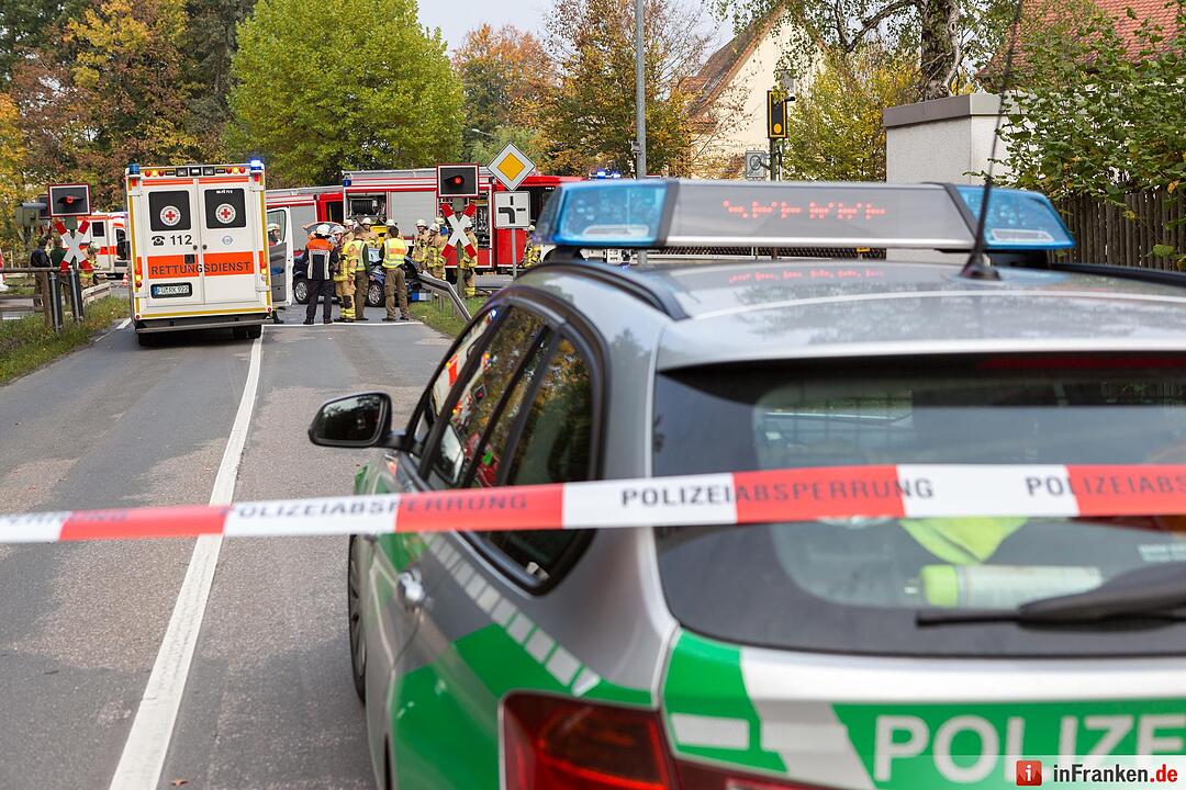 BMW kracht an Bahnübergang gegen Leitplanke
