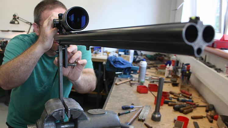 Ein Büchsenmacher beim Einstellen des Visiers. Foto: Robert Huger/Archiv