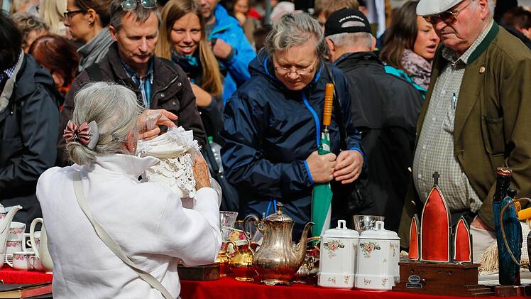 Beim Bamberger Antikmarkt kamen Liebhaber schöner alter Dinge voll auf ihre kosten. Foto: Matthias Hoch