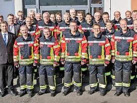 Die Feuerwehrleute präsentieren ihre neuen Anzüge.  Foto: Florian Burkhardt