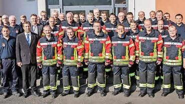 Die Feuerwehrleute präsentieren ihre neuen Anzüge.  Foto: Florian Burkhardt