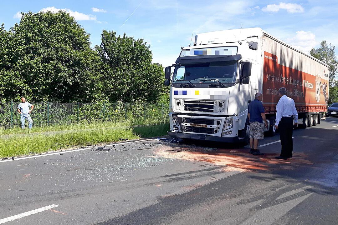 Pegnitz: Cabrio kracht frontal in Lkw