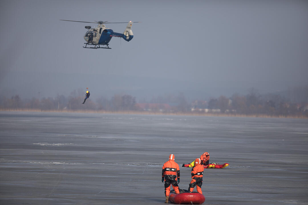 Person bricht in Altmühlsee ein