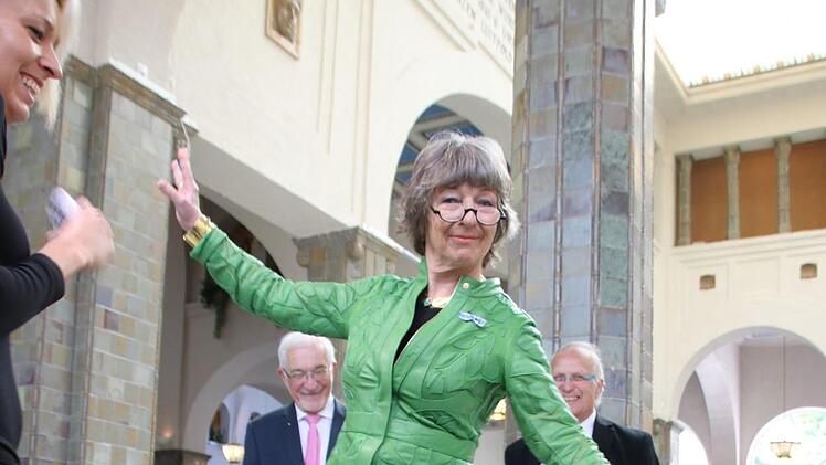 Eva Maria Roer lässt sich an einem Stand ordentlich durchrütteln.