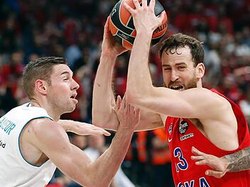 Fabien Causeur (links) - im vergangenen Jahr mit Bamberg noch deutscher Meister - war beim Sieg von Real Madrid im Euroleague-Finale bester Spieler. Hier attackiert  er im Halbfinale Sergio Rodriguez  von ZSKA Moskau  Foto: Predrag Milosavljevic/dpa