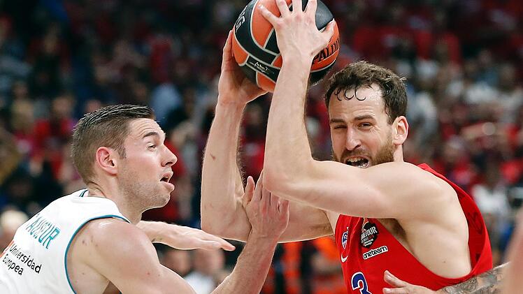 Fabien Causeur (links) - im vergangenen Jahr mit Bamberg noch deutscher Meister - war beim Sieg von Real Madrid im Euroleague-Finale bester Spieler. Hier attackiert  er im Halbfinale Sergio Rodriguez  von ZSKA Moskau  Foto: Predrag Milosavljevic/dpa