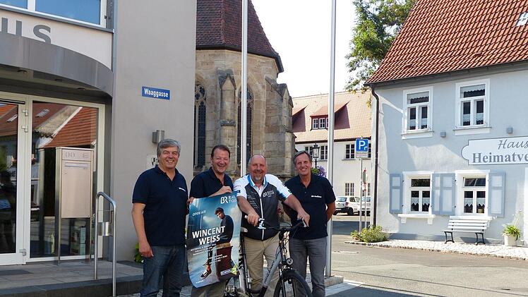 Die Radltour-Organisatoren Helmut Schwager, Christian Dück, Bürgermeister Andreas Galster und Wolfgang Slama  (v. l.) in Baiersdorf Foto: Pauline Lindner